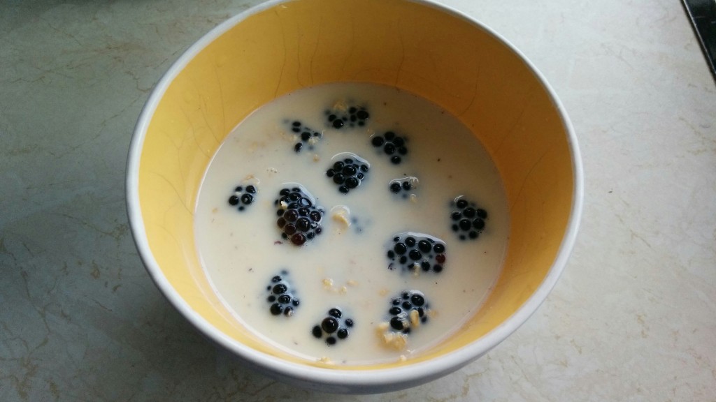 Porridge a freddo con more
